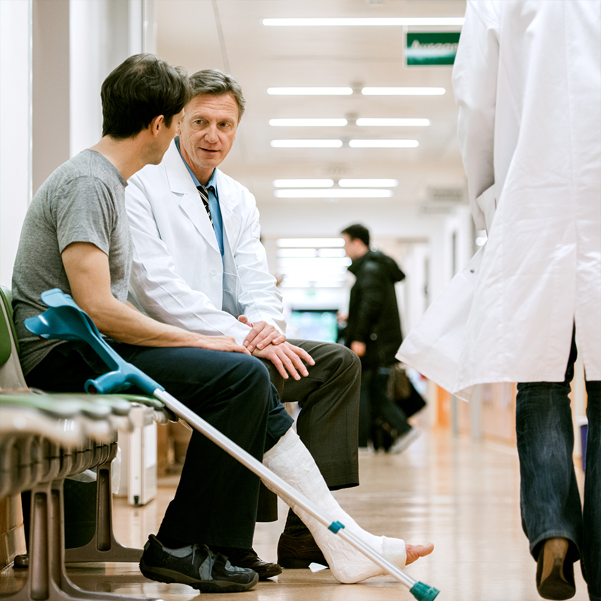 Mann mit Krücke im Krankenhaus