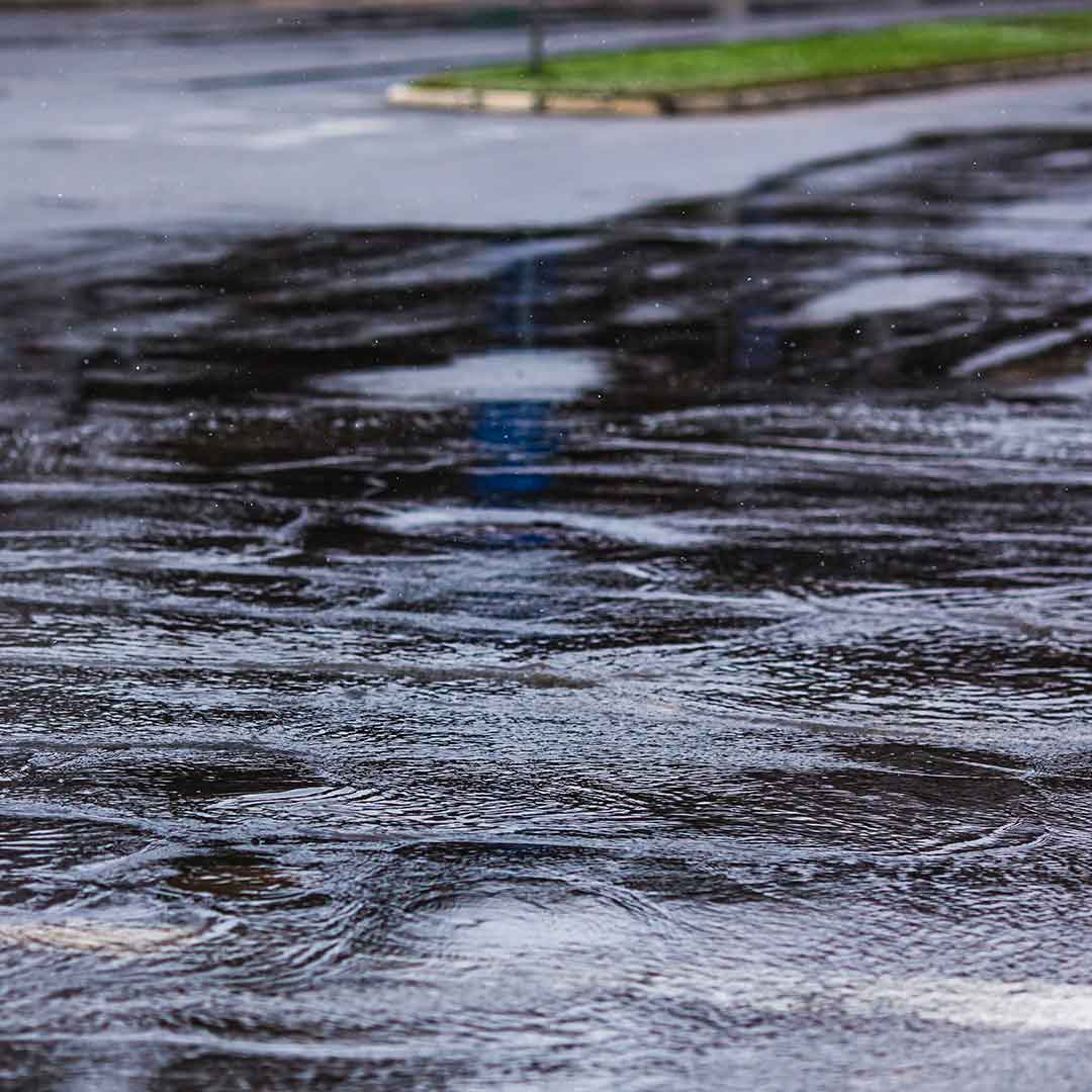 Hochwasser auf einer Straße