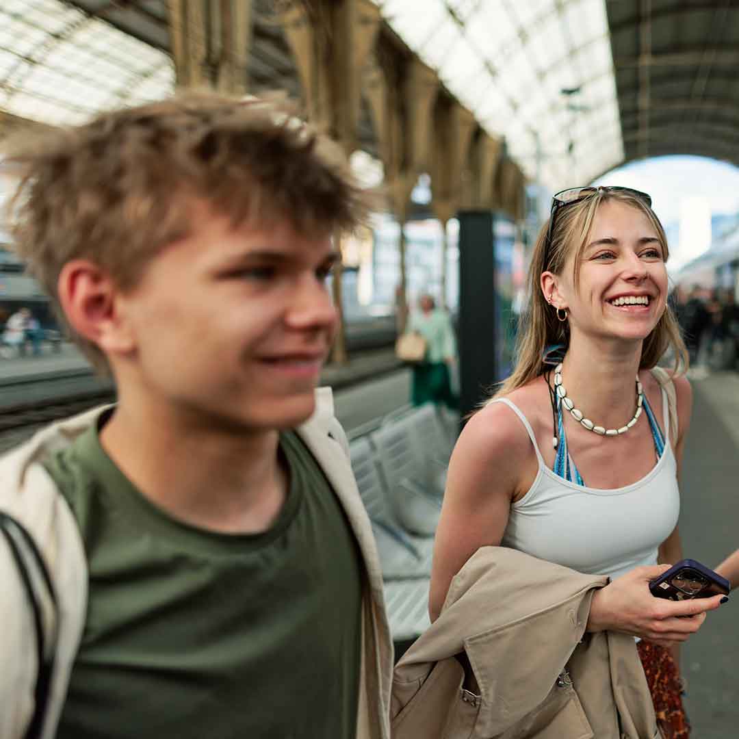 Zwei Jugendliche an einem Bahnhof