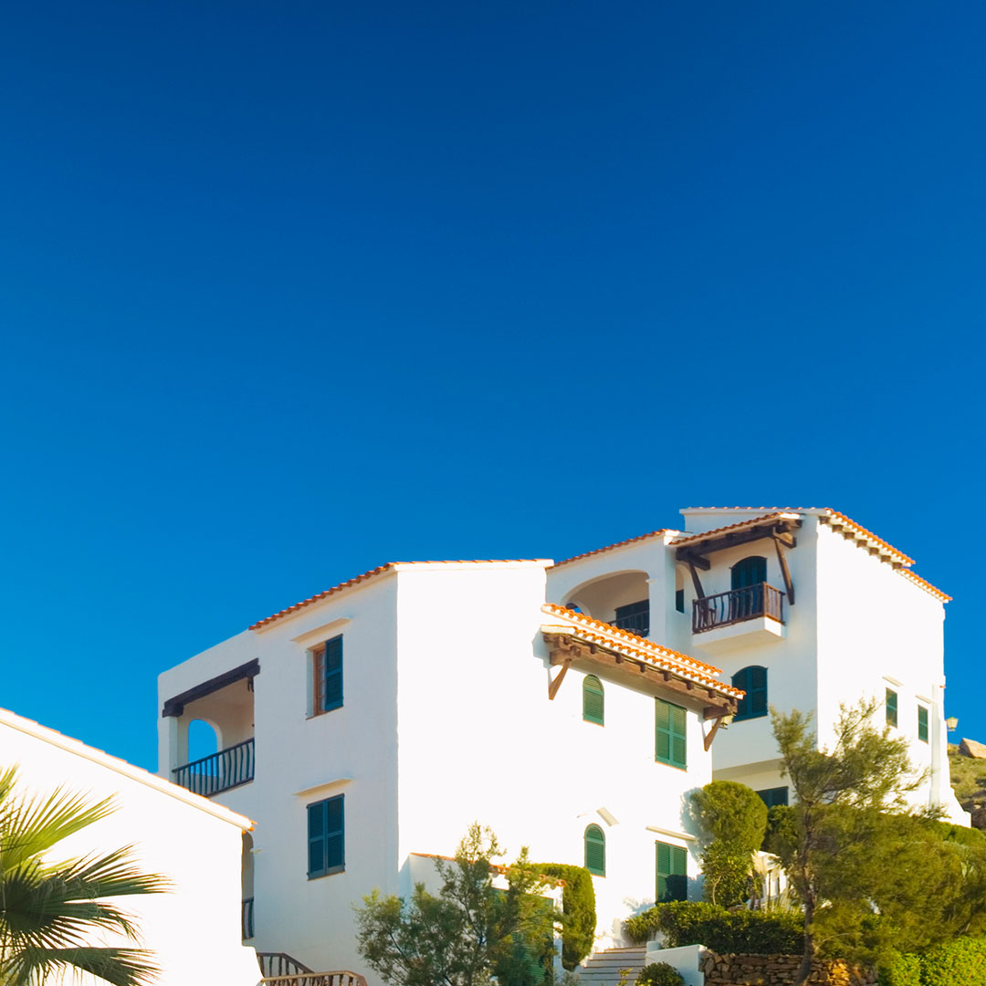 Blauer Himmel mit Dächer mehrerer Finkas