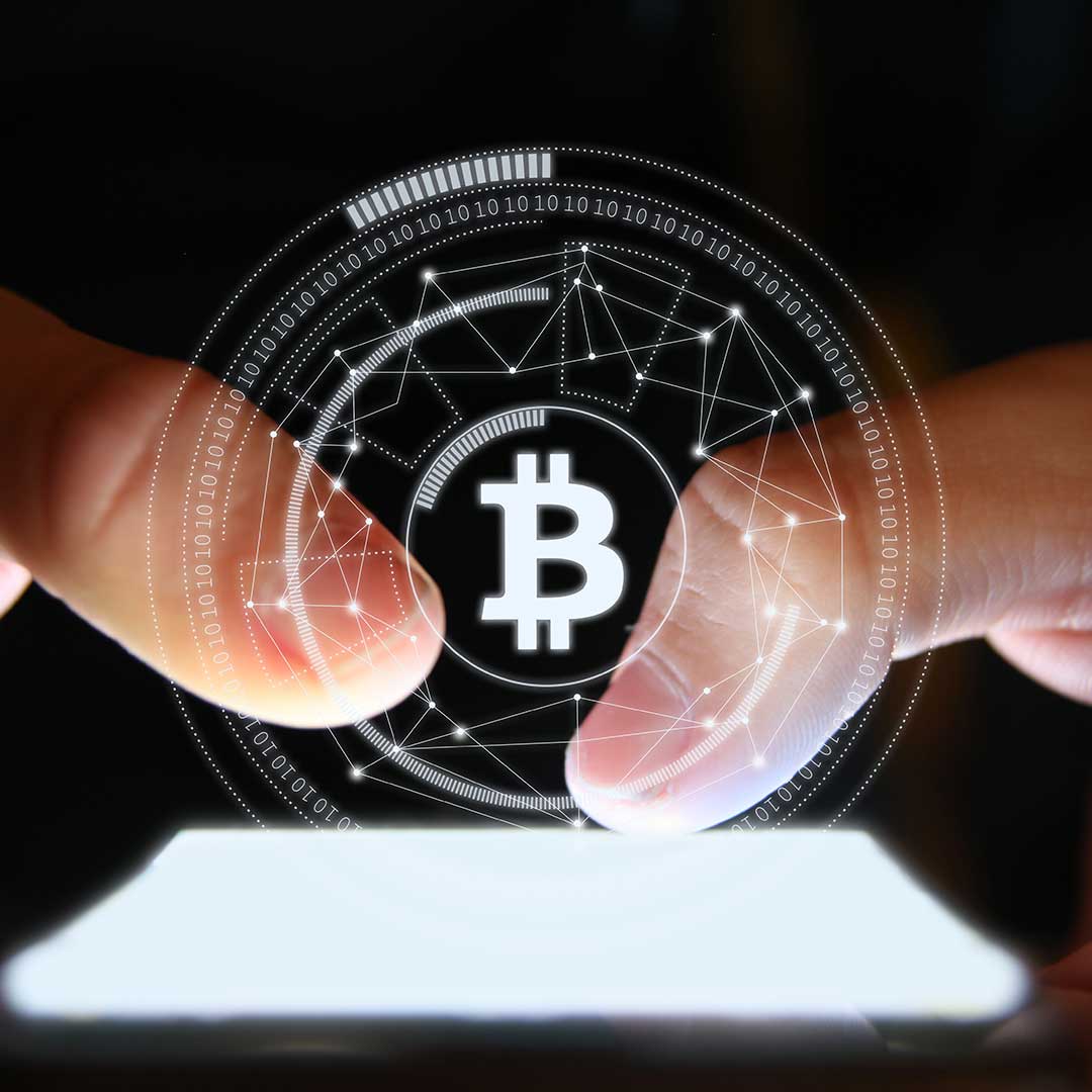 Bitcoin Logo vor einem schwarzen Hintergrund