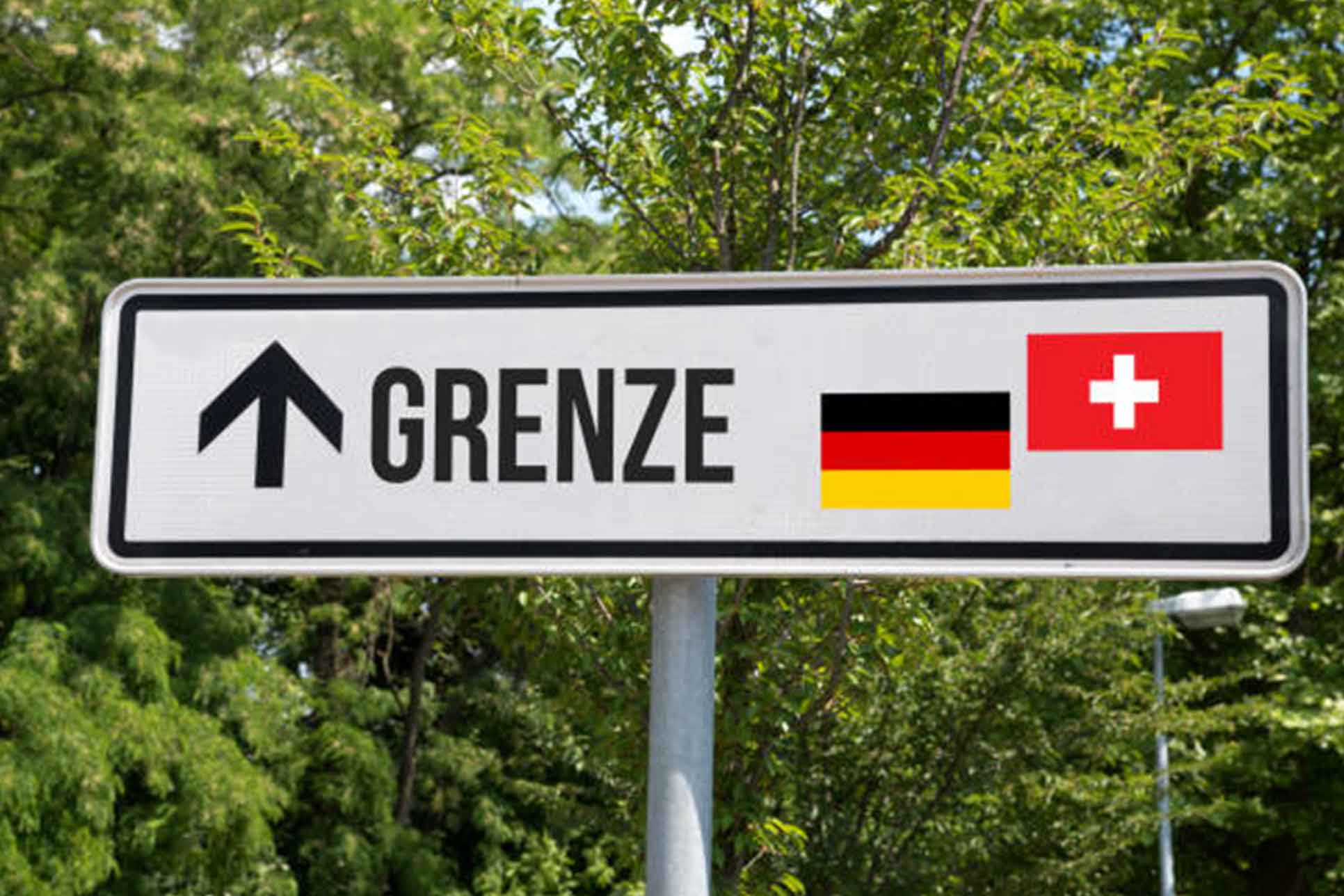 Grenzschild mit den Flaggen Deutschland und Schweiz