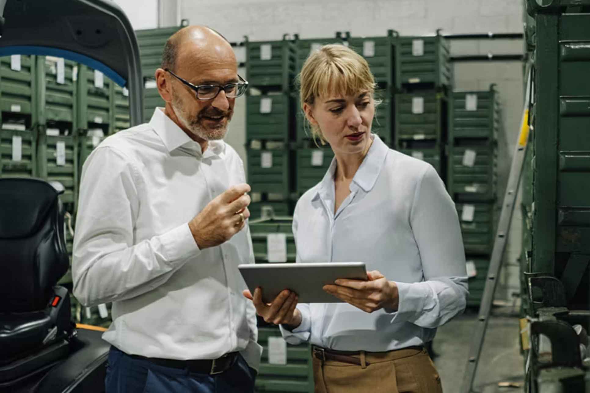 Zwei Mitarbeitende in einer Lagerhalle