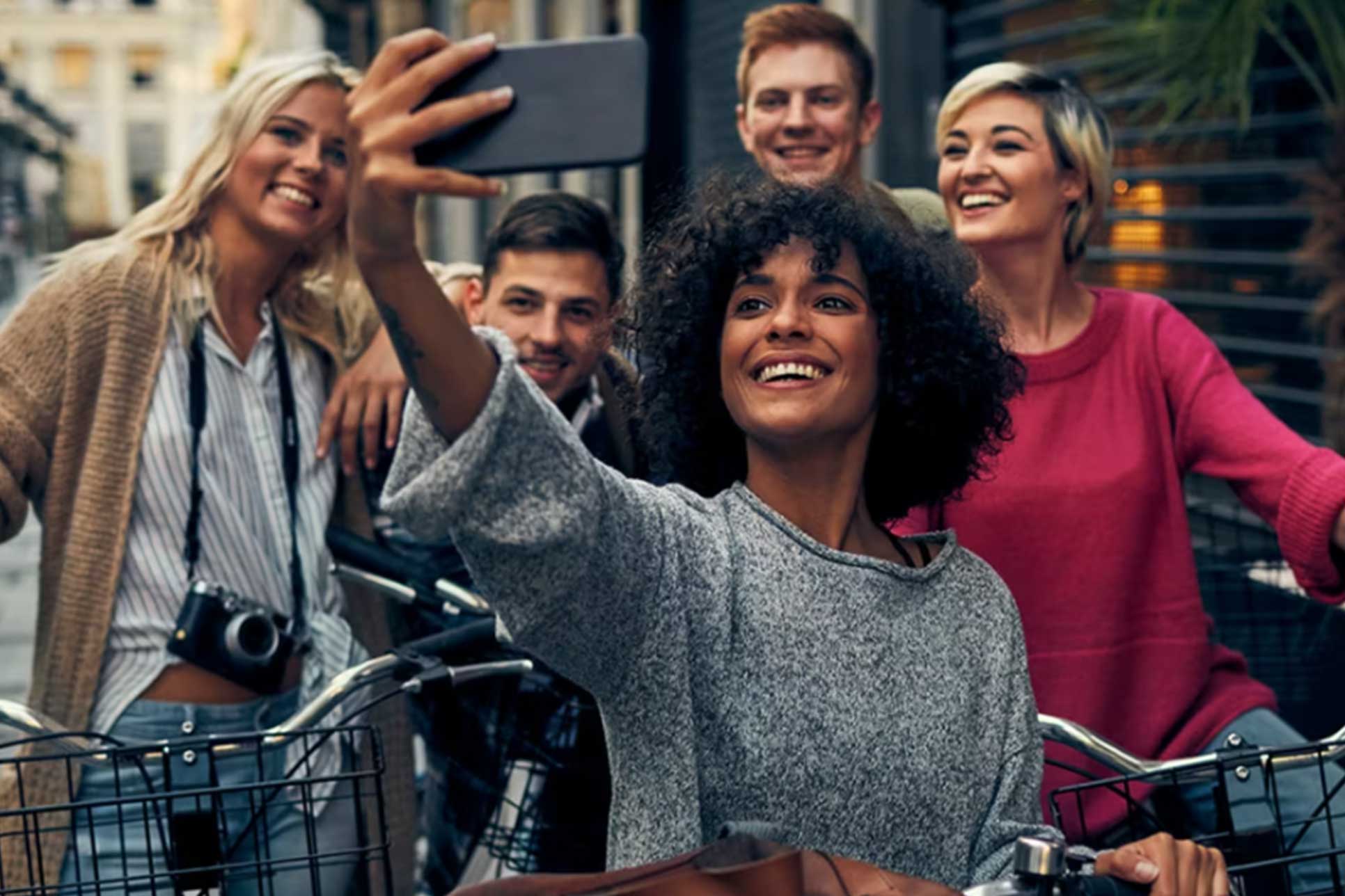 Freundesgruppe beim Selfie machen